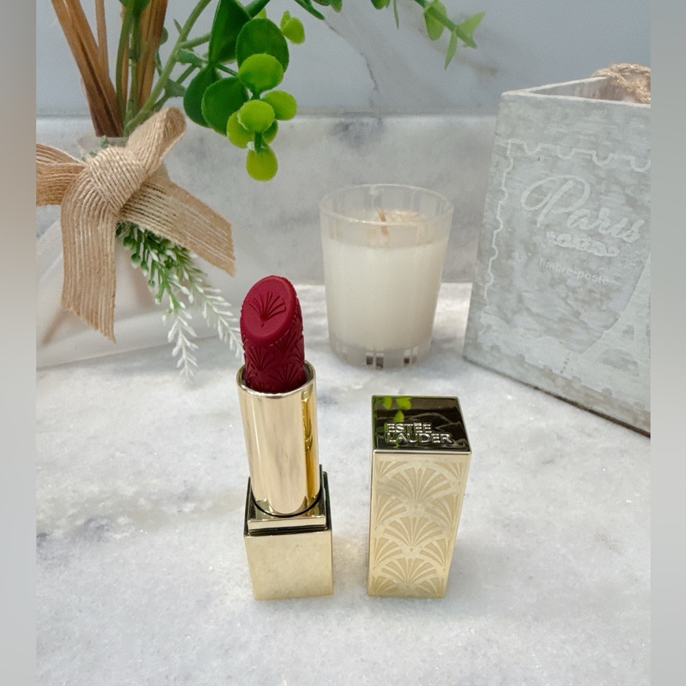 Estée Lauder Limited Edition Lipstick -Red Velvet - Picture 2 of 6
